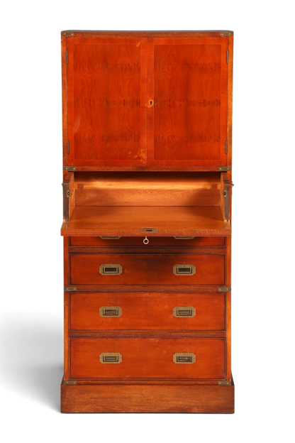 Hauptstadt Möblerei Vertiko Schrank im Military-Chest-Stil aus Echtholz mit Messingbeschlägen und Sekretärfunktion
