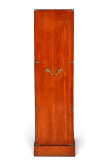 Hauptstadt Möblerei Vertiko Schrank im Military-Chest-Stil aus dunklem Echtholz mit versenkten Messingbeschlägen