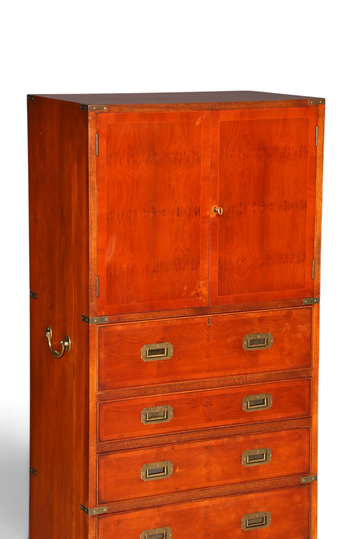 Hauptstadt Möblerei Vertiko Schrank im Military-Chest-Stil aus Echtholz mit Messingbeschlägen und Schubladen