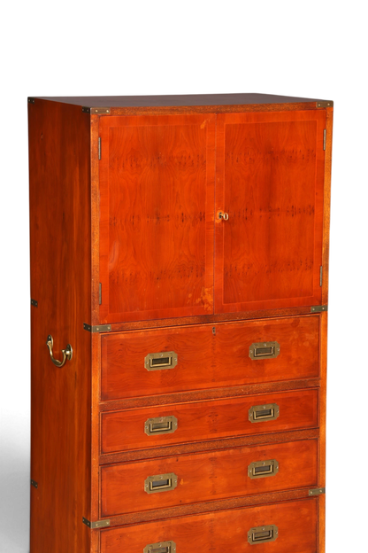 Hauptstadt Möblerei Vertiko Schrank im Military-Chest-Stil aus Echtholz mit Messingbeschlägen und Schubladen