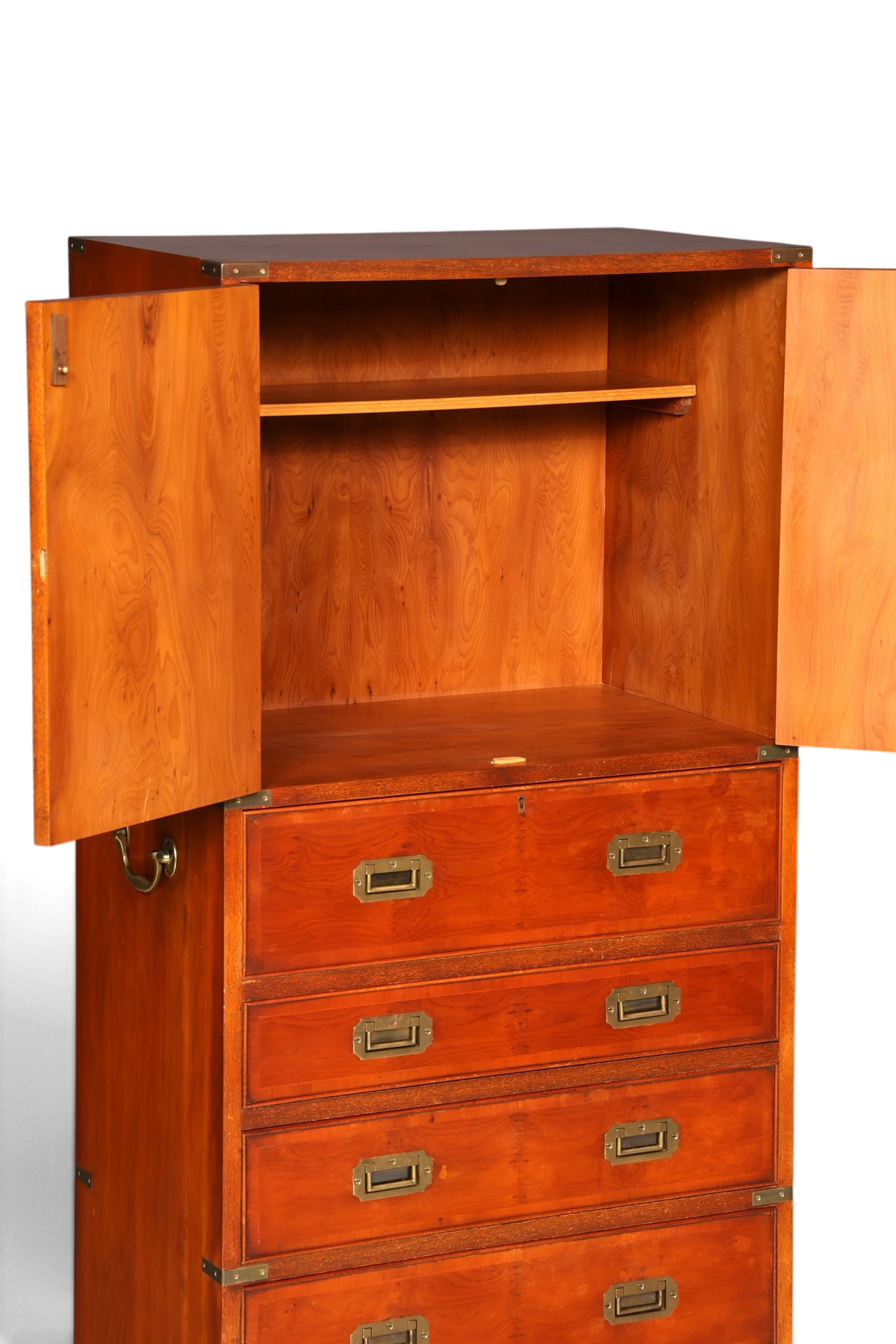 Hauptstadt Möblerei Vertiko Schrank im Military-Chest-Stil aus Echtholz mit Messingbeschlägen und offenen Türen
