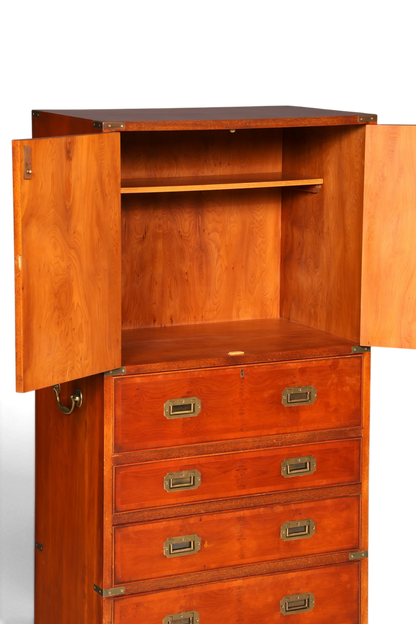 Hauptstadt Möblerei Vertiko Schrank im Military-Chest-Stil aus Echtholz mit Messingbeschlägen und offenen Türen