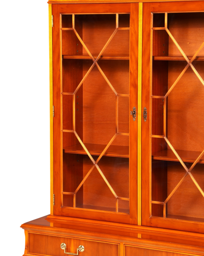 Hauptstadt Möblerei englische Vitrine aus Eibenholz mit dekorativen Glastüren und Messingbeschlägen