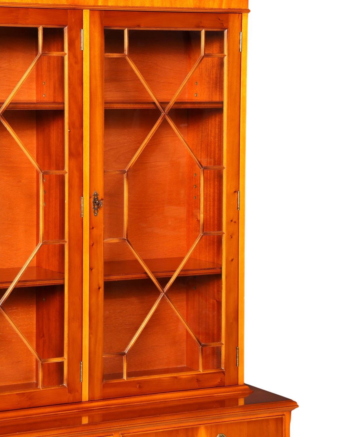 Hauptstadt Möblerei englische Vitrine aus Eibenholz mit Glasfront und dekorativen Messingbeschlägen im Vintage-Stil