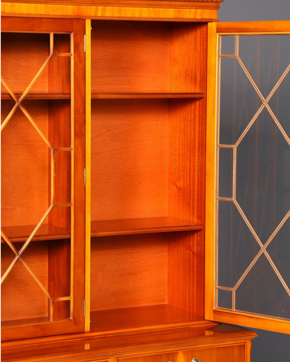 Hauptstadt Möblerei englische Vitrine aus Eibe mit Glasfront und verstellbaren Regalböden im klassischen Stil