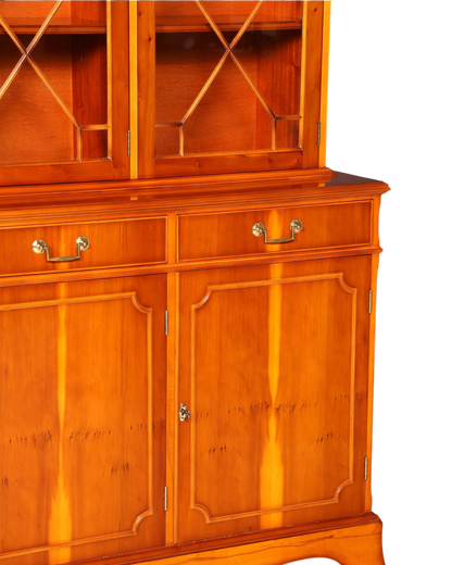 Hauptstadt Möblerei englische Vitrine aus Eibenholz mit Messingbeschlägen und Glasfront im Vintage-Stil