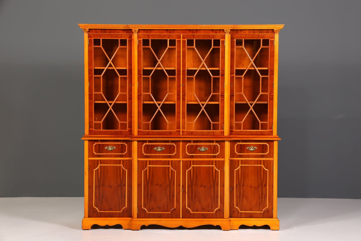 Wunderschöne Englische Vitrine Bücherschrank Buffet Antik Stil Englisch Eibe Glasvitrine Bibliothek