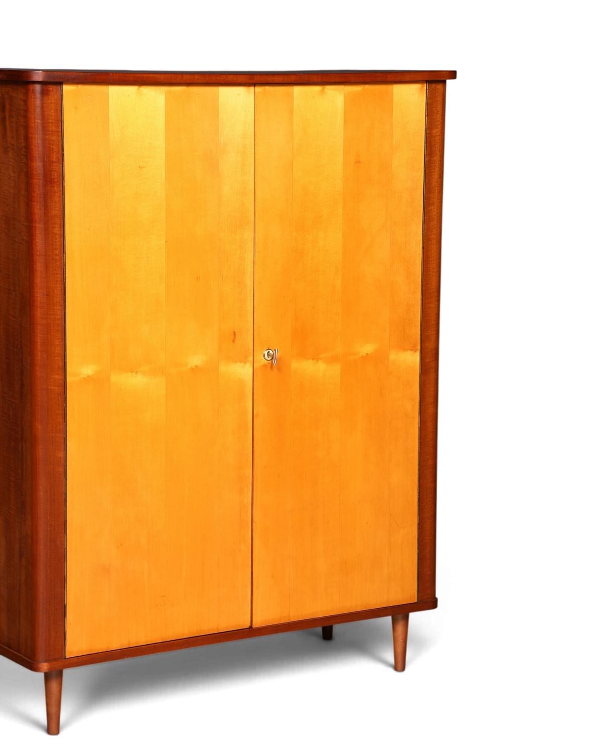 Hauptstadt Möblerei Mid Century Schrank aus den 60er Jahren mit heller Holzfront und dunklem Korpus auf Holzbeinen