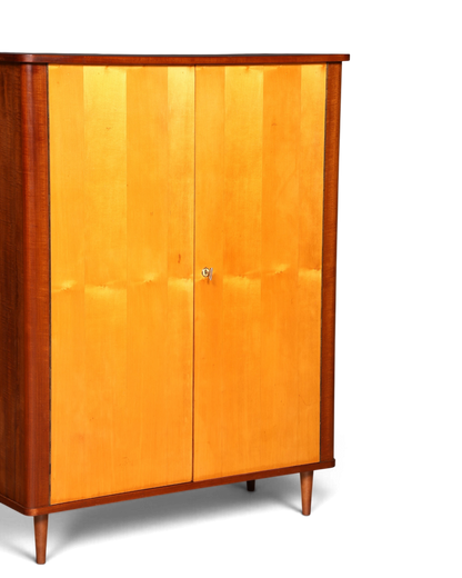 Hauptstadt Möblerei Mid Century Schrank aus den 60er Jahren mit heller Holzfront und dunklem Korpus auf Holzbeinen