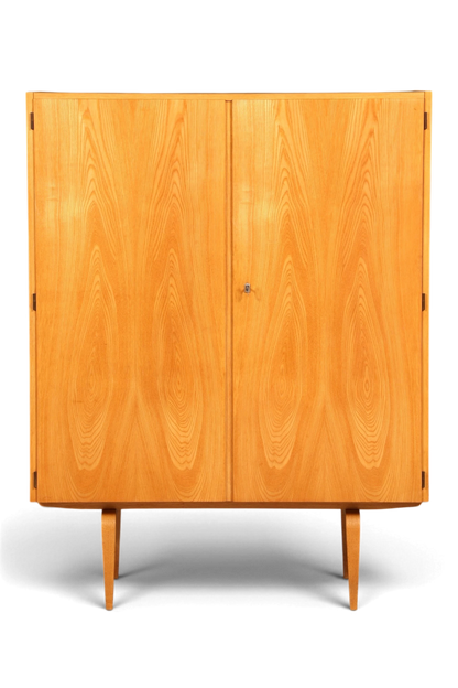 Hauptstadt Möblerei Hellerau Schrank Modell 427 aus Echtholz mit gespiegelter Maserung im Mid-Century-Design