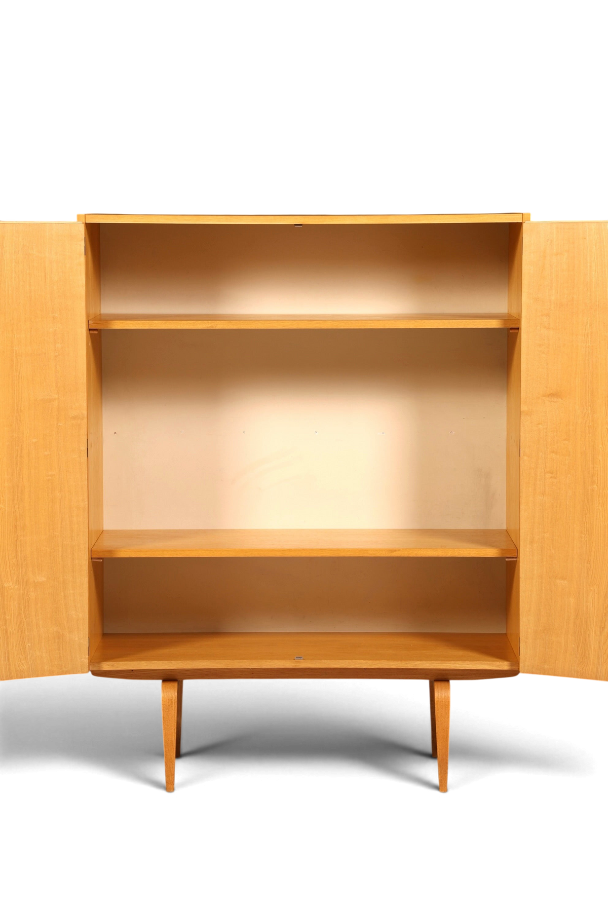 Hauptstadt Möblerei Hellerau Schrank Modell 427 aus hellem Echtholz im Mid-Century-Design mit zwei offenen Türen