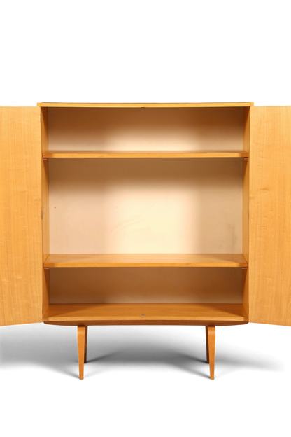Hauptstadt Möblerei Hellerau Schrank Modell 427 aus hellem Echtholz im Mid-Century-Design mit zwei offenen Türen