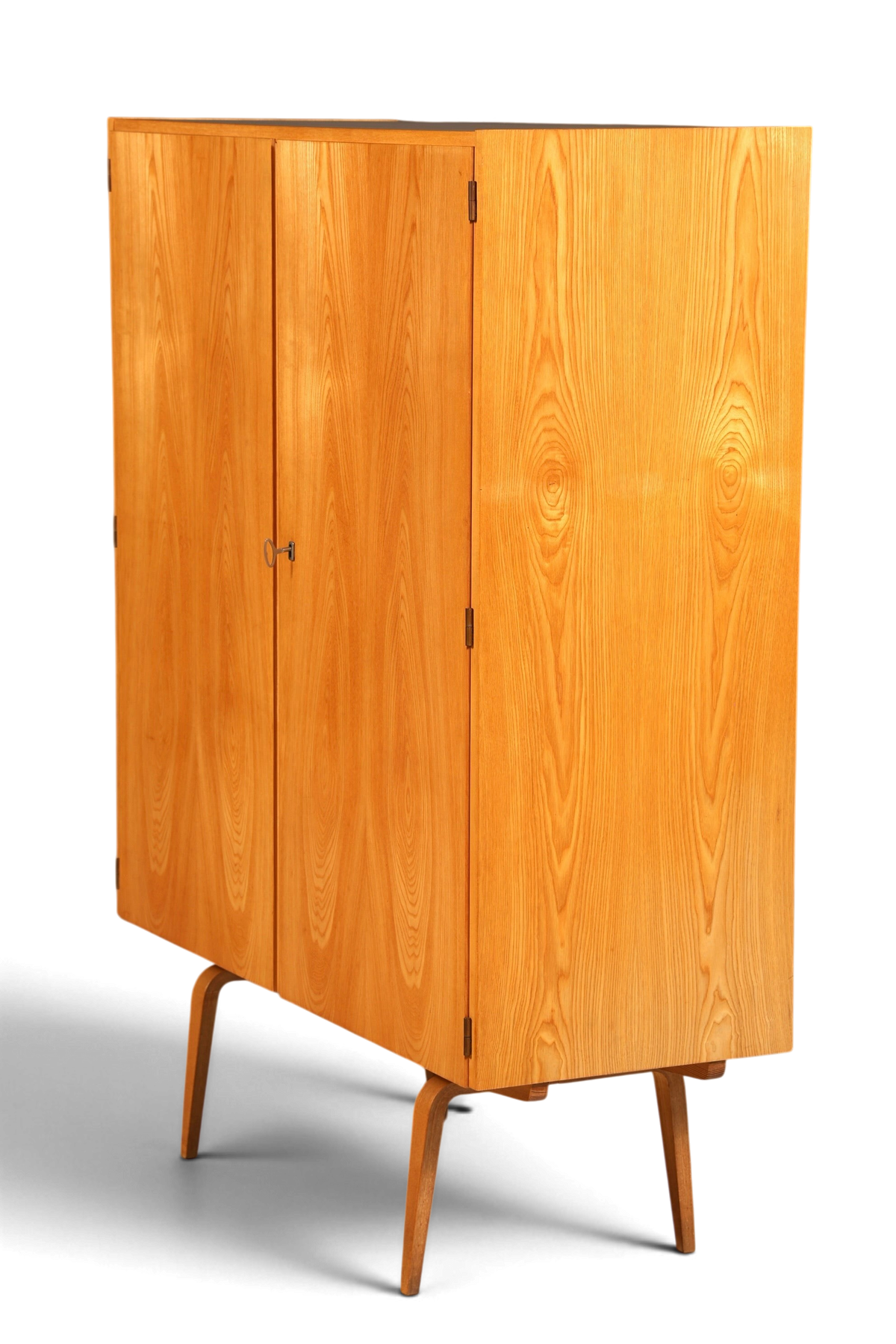 Hauptstadt Möblerei Hellerau Schrank Modell 427 aus hellem Echtholz mit gespiegelter Maserung im Mid-Century-Design
