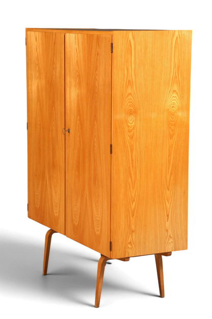 Hauptstadt Möblerei Hellerau Schrank Modell 427 aus hellem Echtholz mit gespiegelter Maserung im Mid-Century-Design