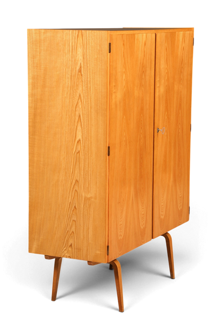 Hauptstadt Möblerei Hellerau Schrank Modell 427 aus hellem Holz mit konischen Beinen im Mid-Century-Design
