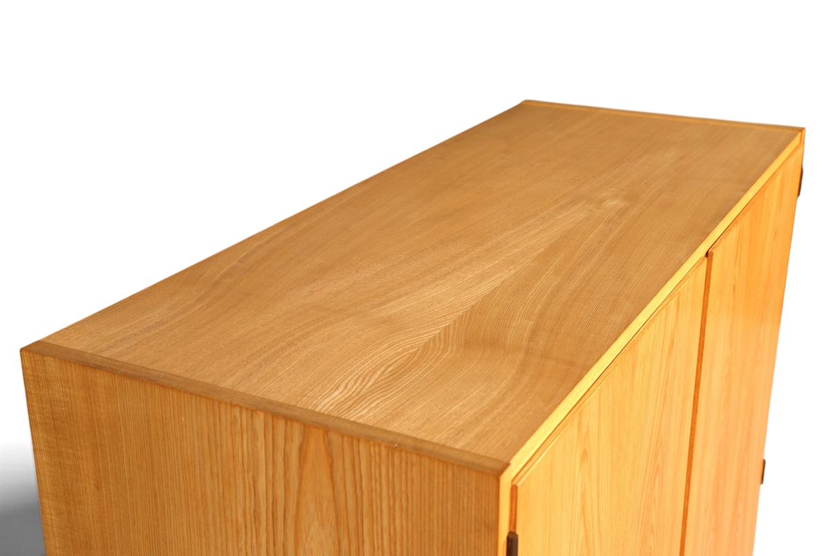 Hauptstadt Möblerei Hellerau Schrank Modell 427 aus hellem Echtholz mit markanter Maserung im Mid-Century-Design