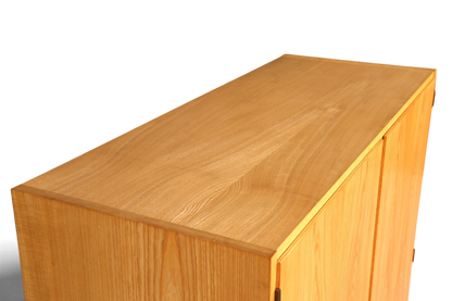 Hauptstadt Möblerei Hellerau Schrank Modell 427 aus hellem Echtholz mit markanter Maserung im Mid-Century-Design