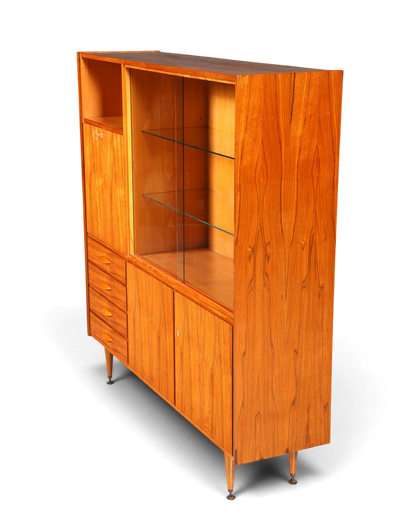 Hauptstadt Möblerei Mid Century Highboard aus Holz mit Glasschiebetüren, Schubladen und konischen Füßen aus den 60ern