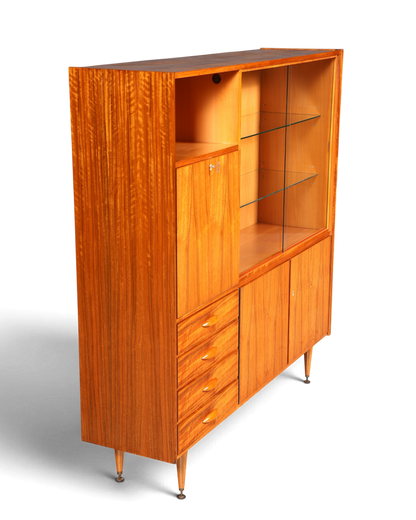 Hauptstadt Möblerei Mid Century Highboard aus Holz mit Glasschiebetüren, Schubladen und konischen Füßen im 60er Stil