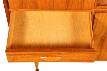 Hauptstadt Möblerei Mid Century Highboard aus Holz mit ausgezogener Schublade und markantem Griff