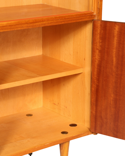 Hauptstadt Möblerei Mid Century Highboard aus Holz mit offenem Fach und konischen Beinen im 60er Jahre Stil