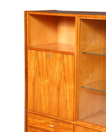 Hauptstadt Möblerei Mid Century Highboard aus Echtholz mit Glasschiebetüren, Glasböden und abschließbarem Fach