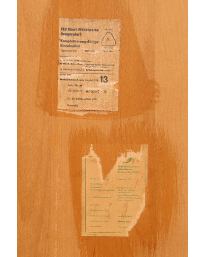 Hauptstadt Möblerei Original-Typenschilder eines Mid-Century-Highboards der VEB Oberlausitzer Möbelwerke von 1961