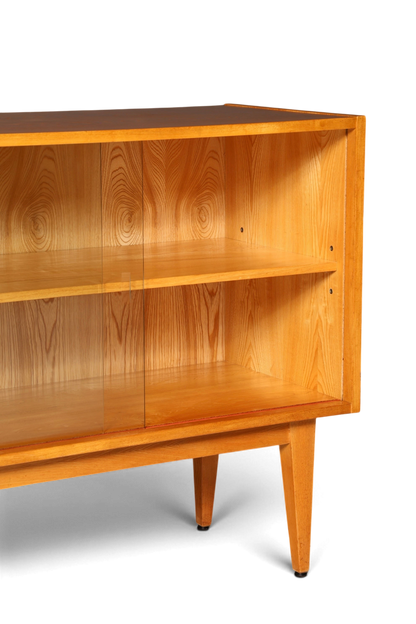 Hauptstadt Möblerei Hellerau Sideboard Modell 602 aus Holz mit Glasschiebetüren im Mid-Century-Design