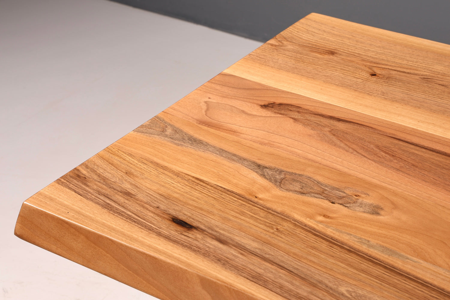 Traumhafter Nussbaum Tisch 220cm-95cm Esszimmer Tisch Baumkanten Platte massiv Holz Küchentisch