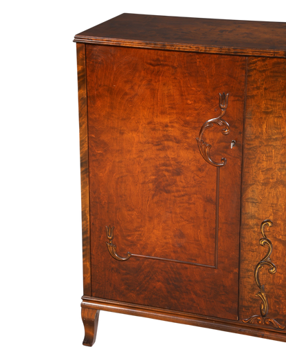 Hauptstadt Möblerei Art Deco Schrank aus massivem Holz mit edler Maserung und kunstvollen Verzierungen um 1930