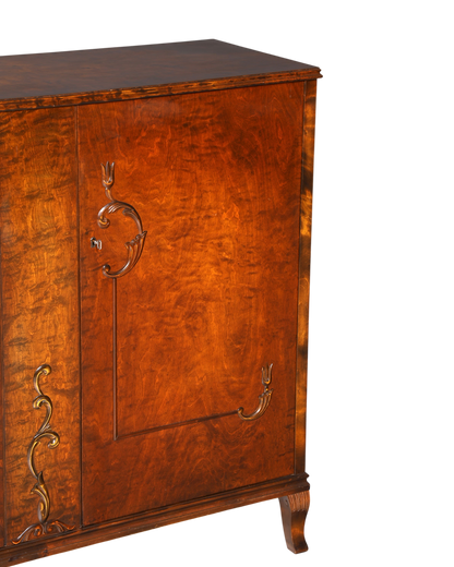 Hauptstadt Möblerei Art Deco Schrank aus massivem Holz mit edler Maserung und verzierten Beschlägen um 1930