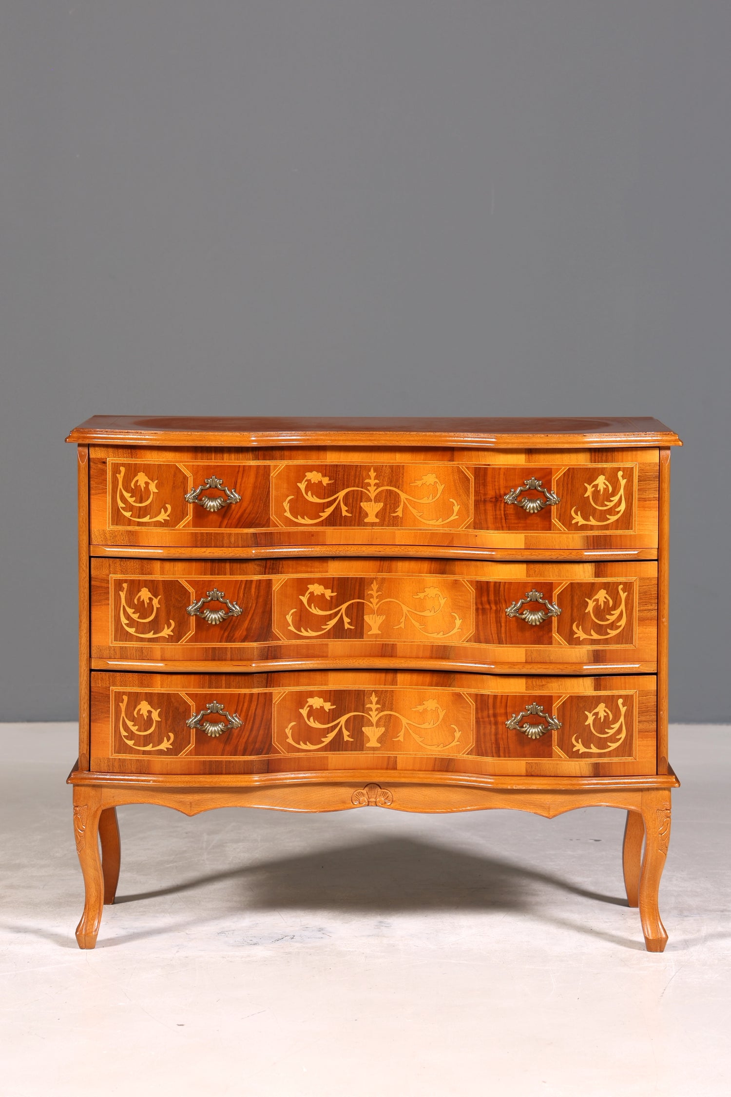 Stilvolle geschwungene Kommode im Barock Stil Sideboard Chippendale Schubladenkommode
