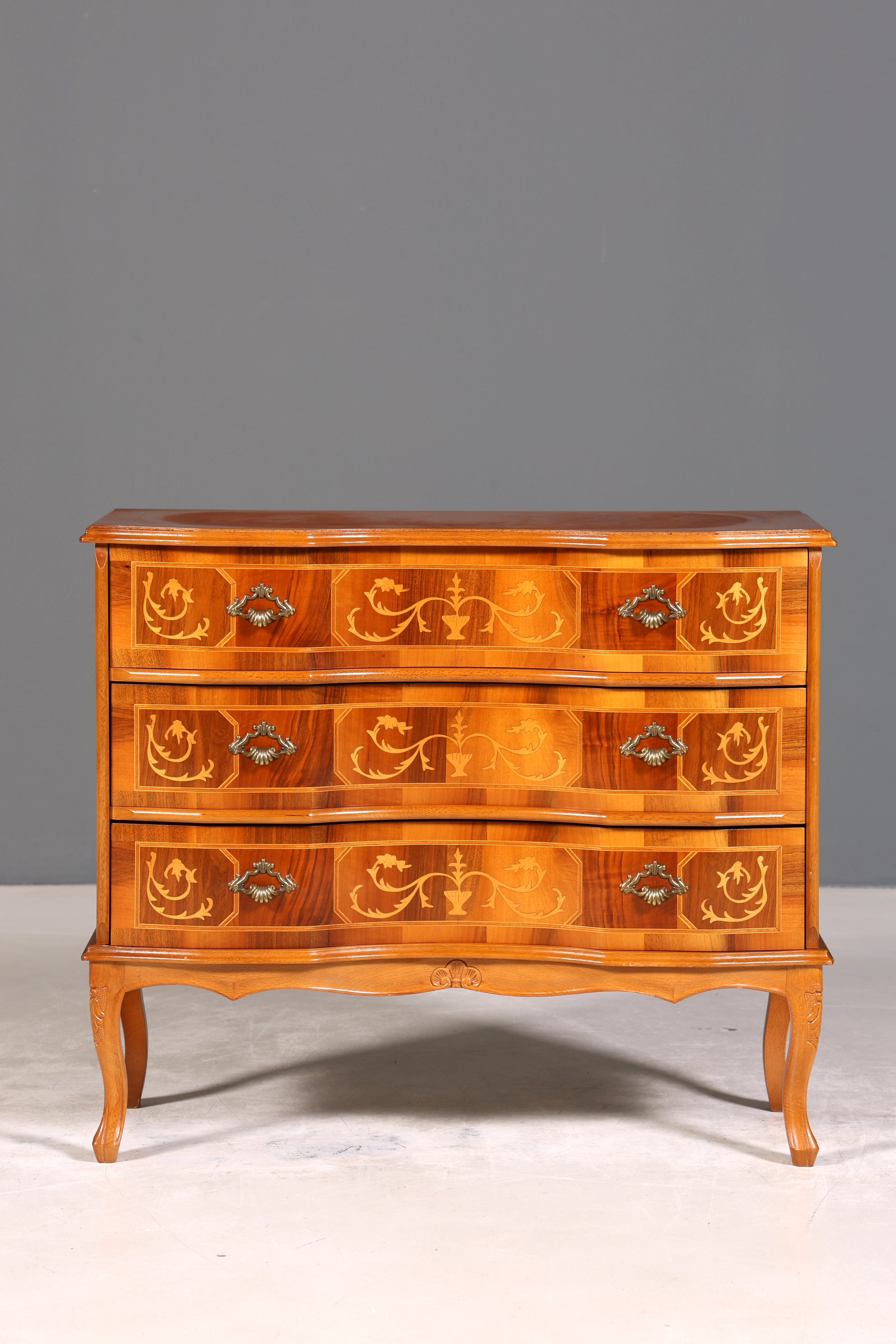 Stilvolle geschwungene Kommode im Barock Stil Sideboard Chippendale Schubladenkommode