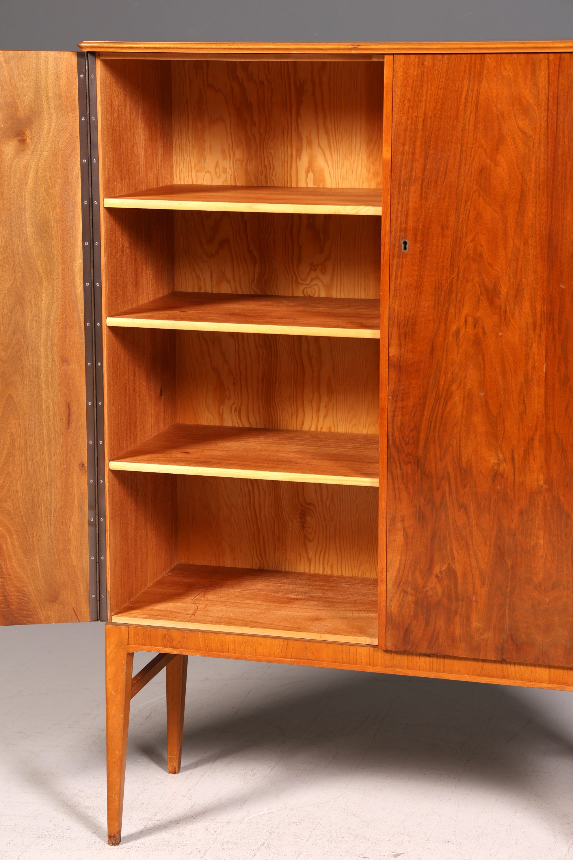 Wunderschöner Mid Century Schrank 60er Jahre Wäscheschrank Aktenschrank Kommode Vintage Designer