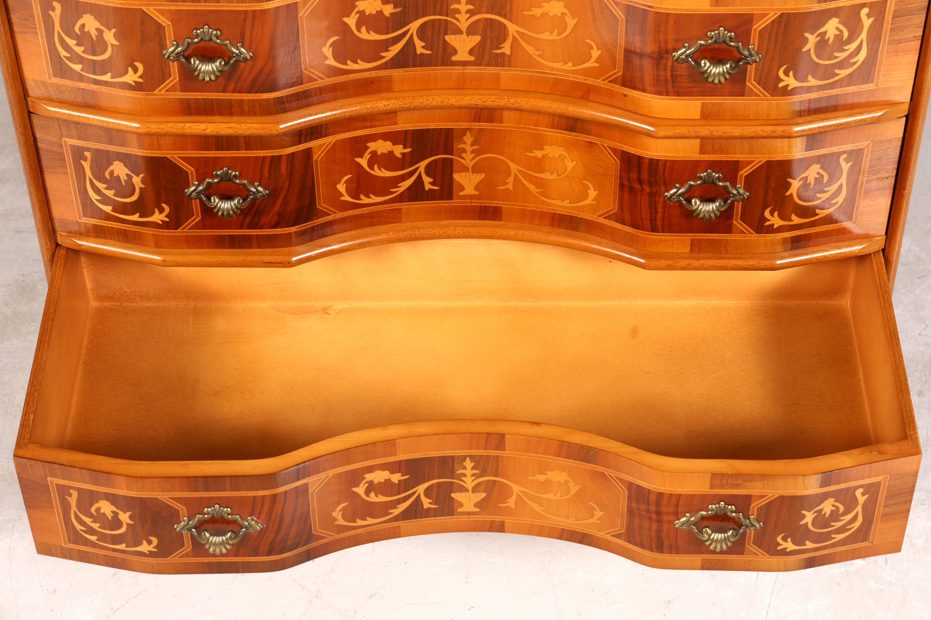Stilvolle geschwungene Kommode im Barock Stil Sideboard Chippendale Schubladenkommode