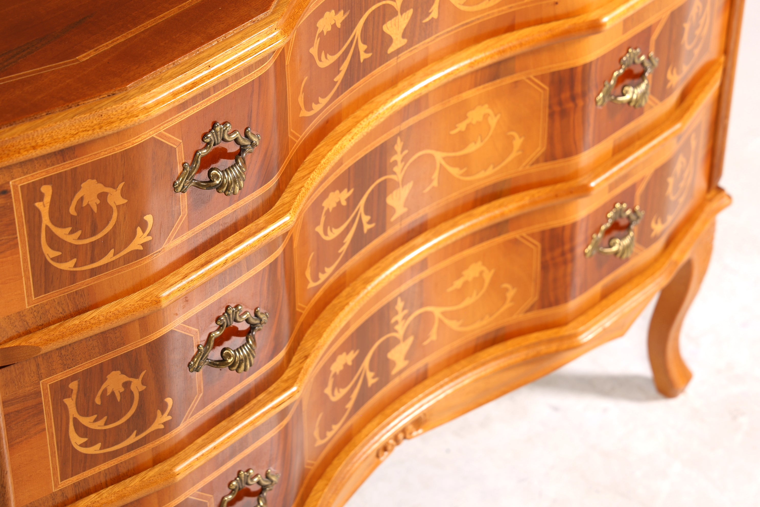 Stilvolle geschwungene Kommode im Barock Stil Sideboard Chippendale Schubladenkommode