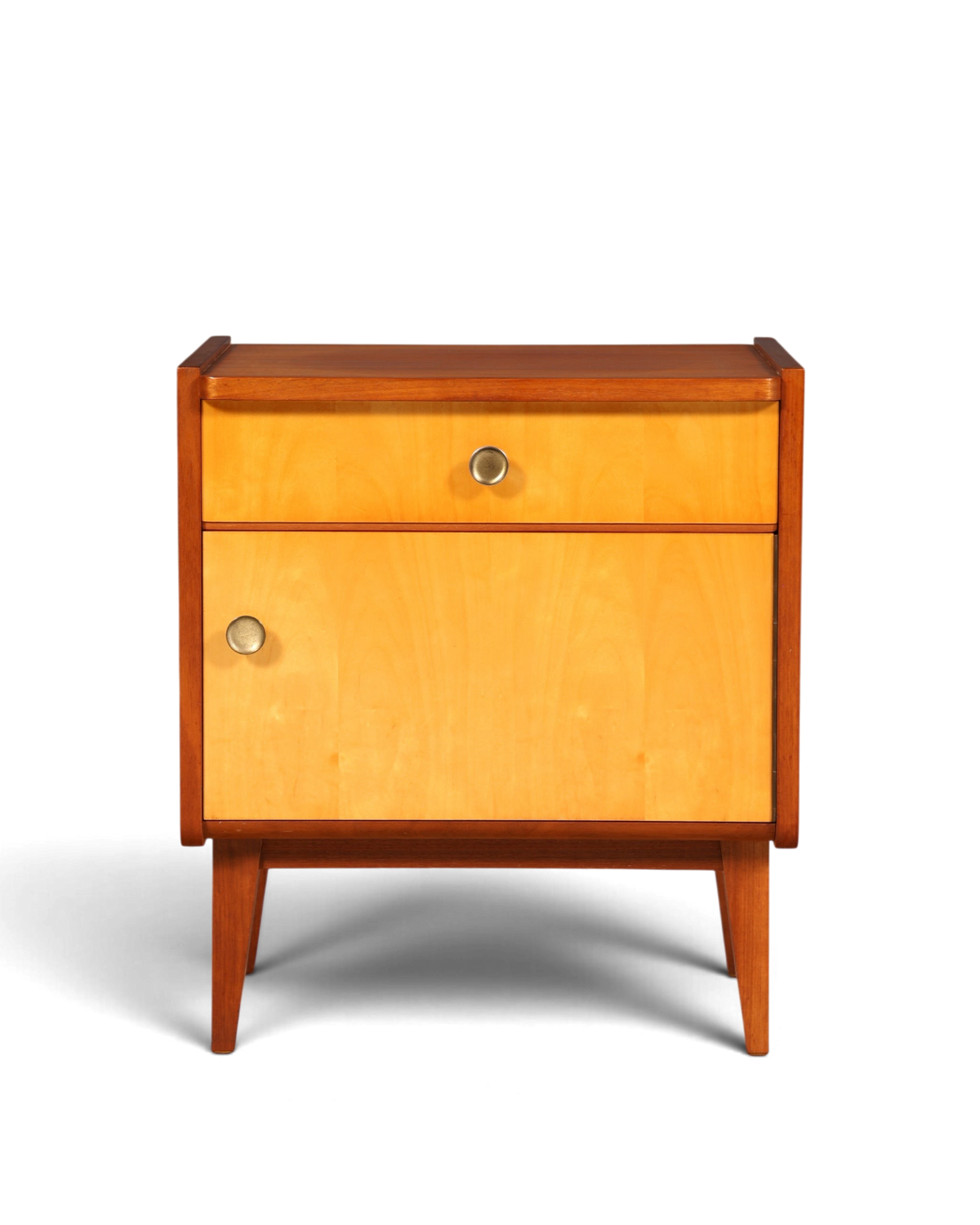 Hauptstadt Möblerei Mid Century Nachttisch aus Holz im Danish Design mit Schublade, Türfach und Messingknöpfen