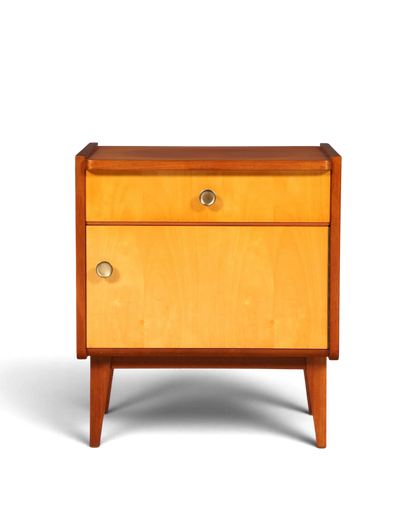 Hauptstadt Möblerei Mid Century Nachttisch aus Holz im Danish Design mit Schublade, Türfach und Messingknöpfen