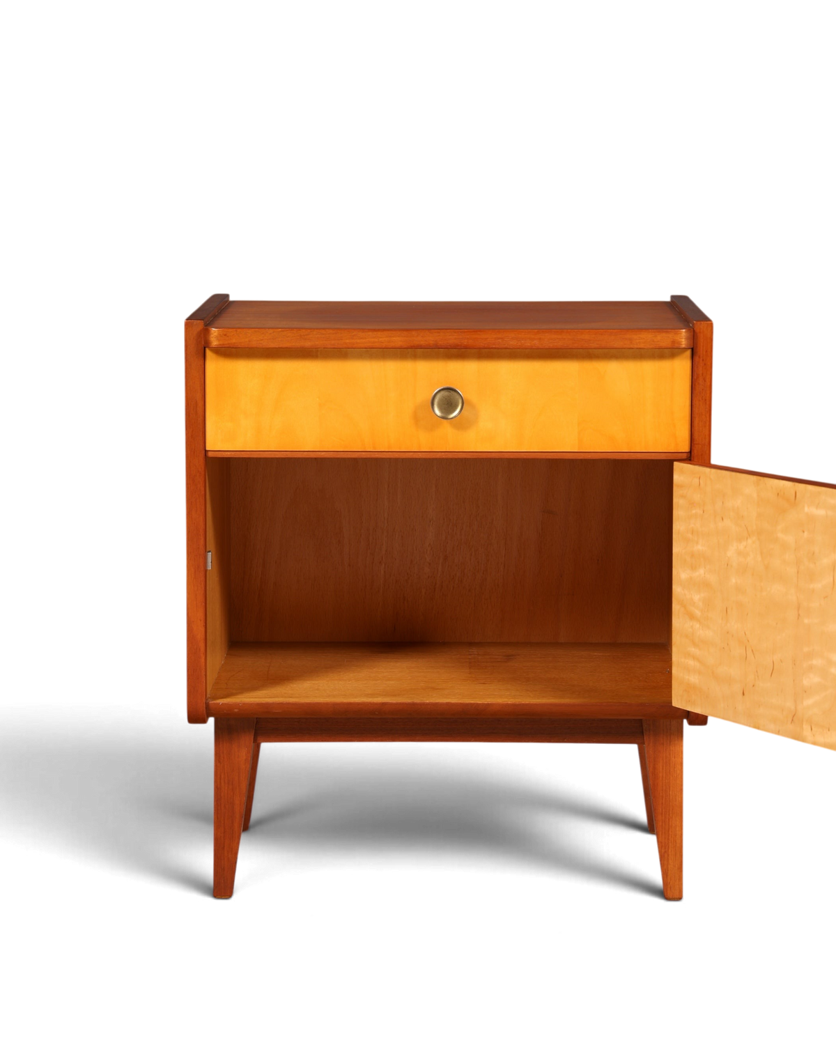 Hauptstadt Möblerei Mid Century Nachttisch aus Holz mit Schublade, offener Tür und konischen Beinen im Danish Design