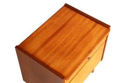 Hauptstadt Möblerei Mid Century Nachttisch aus Echtholz im Danish Design mit Messingknopf in Draufsicht