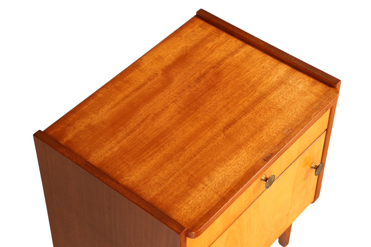 Hauptstadt Möblerei Mid Century Nachttisch aus Holz mit Messingknöpfen im Danish Design
