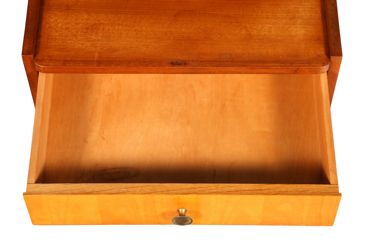 Hauptstadt Möblerei Mid Century Nachttisch aus Holz mit offener Schublade und dezentem Messingknopf im Vintage Design
