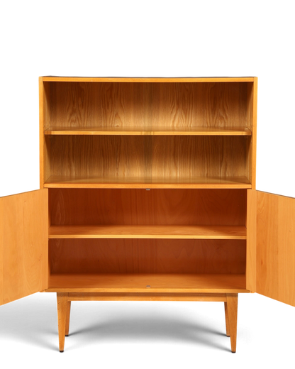 Hauptstadt Möblerei Hellerau Modell 602 Mid Century Vitrinenschrank aus hellem Holz mit offenen Regalfächern