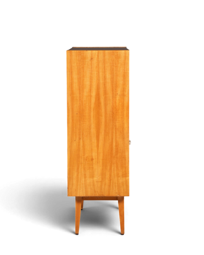 Hauptstadt Möblerei Hellerau Schrank Modell 602 von Franz Ehrlich aus hellem Echtholz in Mid Century Optik Seitenansicht