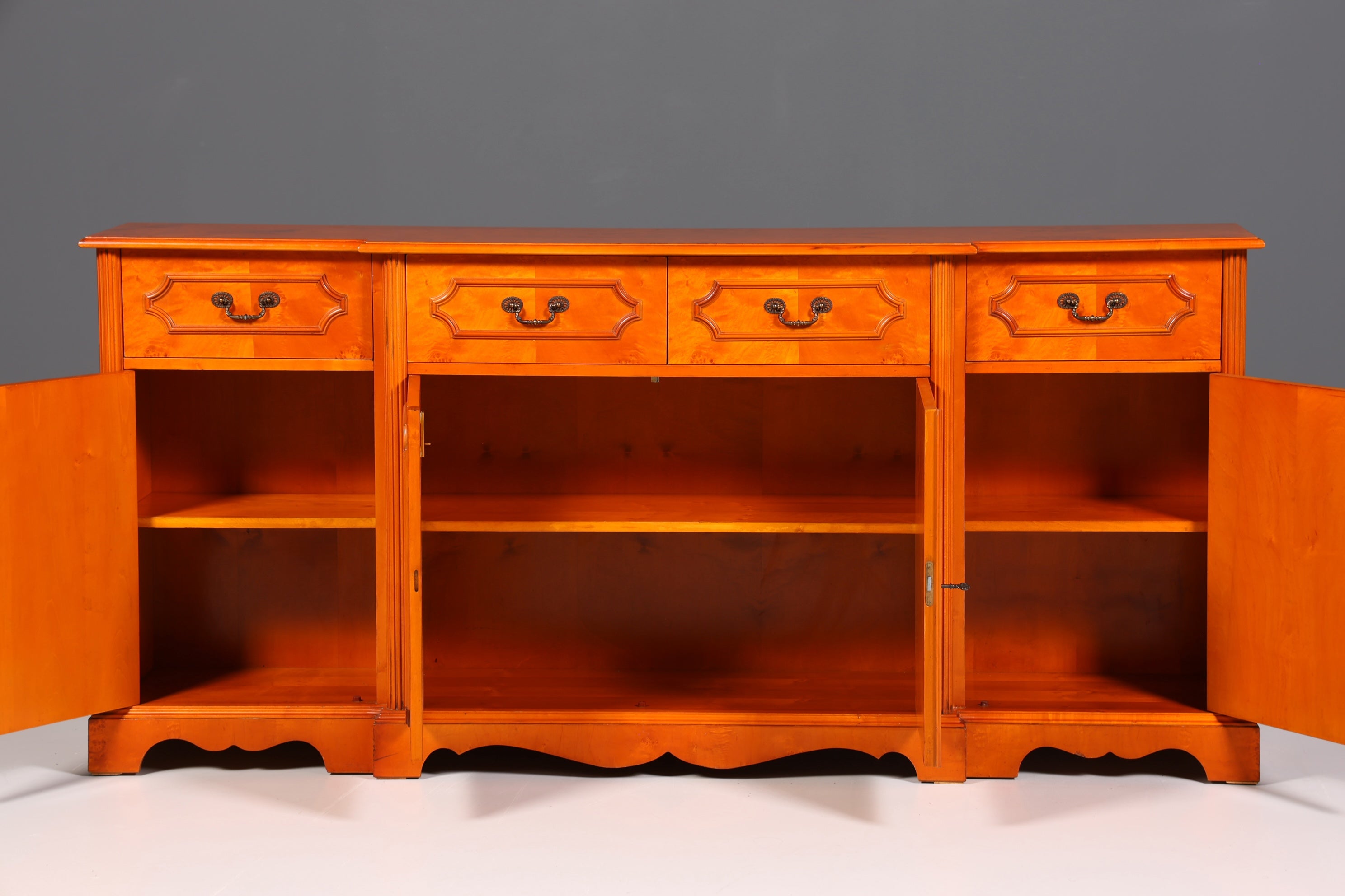 Wunderschönes Englisches Sideboard Eibe Schrank Antik Stil Buffetschrank Kommode