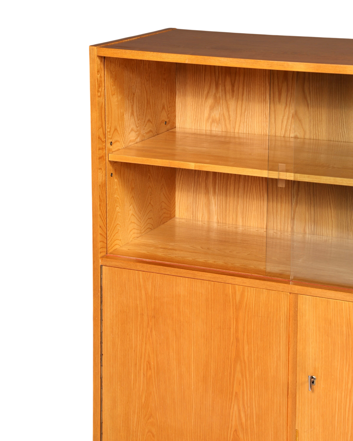 Hauptstadt Möblerei Hellerau Vitrine Modell 602 aus Holz mit Glasschiebetüren im Mid Century Design von Franz Ehrlich