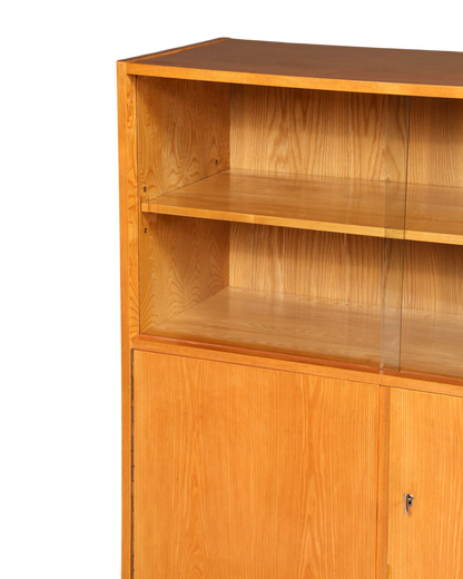 Hauptstadt Möblerei Hellerau Schrank Modell 602 aus Holz mit Glasschiebetüren im Mid Century Design von Franz Ehrlich