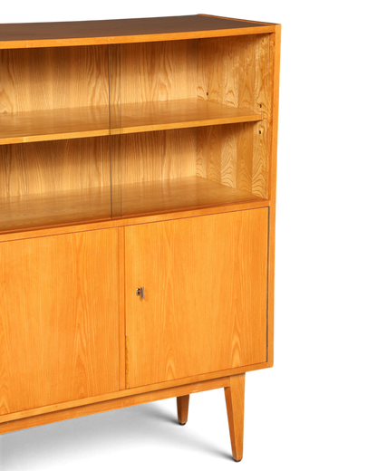 Hauptstadt Möblerei Hellerau Schrank Modell 602 von Franz Ehrlich aus hellem Holz mit Glasschiebetüren im Mid Century Stil