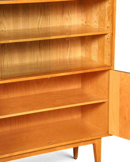 Hauptstadt Möblerei Hellerau Schrank Modell 602 von Franz Ehrlich aus hellem Holz mit Glasschiebetüren im Mid Century Stil