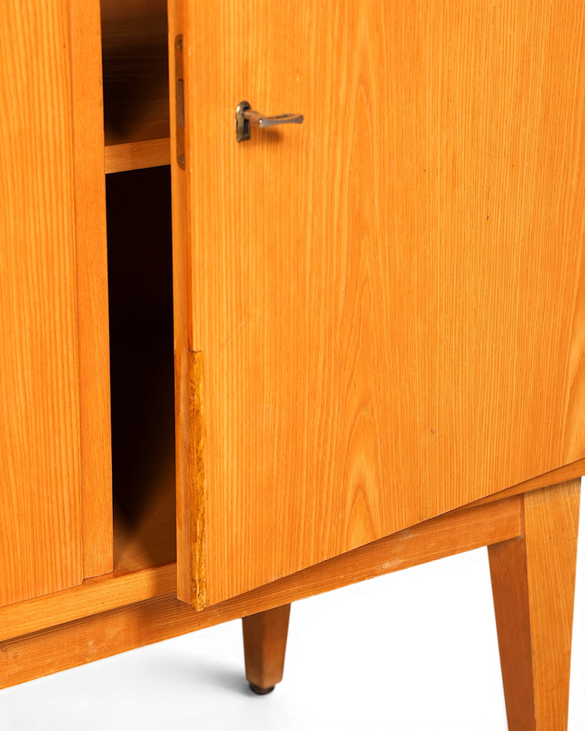 Hauptstadt Möblerei Hellerau Schrank Modell 602 aus hellem Echtholz mit Vintage Metallschloss und konischen Beinen